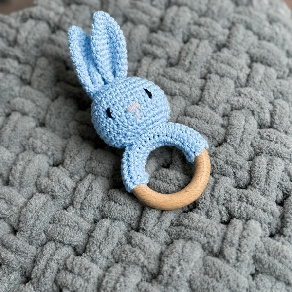 Подарунковий набір "Sweet Bunny" з плюшевим пледом ручної роботи та зайчиком-гризунцем блакитним 90х100 см сірий колір 13806-90х100зайблак фото