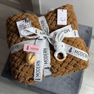 Подарунковий набір "Sweet Bunny" з плюшевим пледом ручної роботи візерунок Плетінка та білим зайчиком-гризунцем 100х120 см коричневий колір 13869-100х120 фото