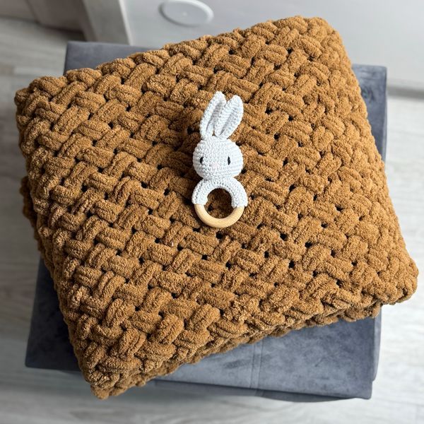 Подарочный набор "Sweet Bunny" с плюшевым пледом ручной работы узор Плетенка и белым зайчиком-грызунцем 100х120 см коричневый цвет 13869-100х120 фото