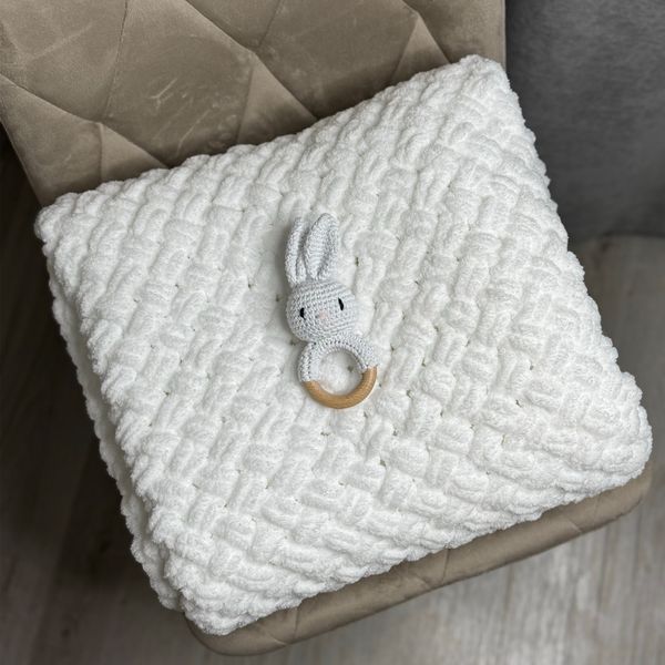 Подарунковий набір "Sweet Bunny" з плюшевим пледом ручної роботи візерунок Плетінка та білим зайчиком-гризунцем 120х140 см білий колір 13832-120х140 фото