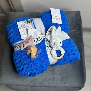 Подарунковий набір "Sweet Bunny" з плюшевим пледом ручної роботи візерунок Зефір та білим зайчиком-гризунцем 120х140 см синій колір 13853-120х140 фото