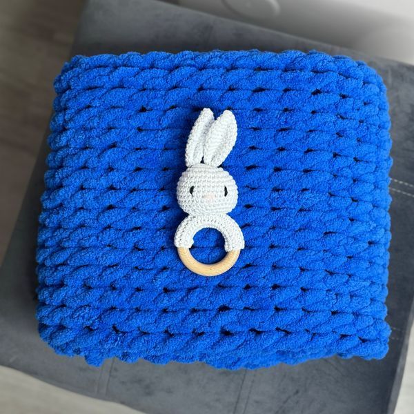 Подарунковий набір "Sweet Bunny" з плюшевим пледом ручної роботи візерунок Зефір та білим зайчиком-гризунцем 120х140 см синій колір 13853-120х140 фото