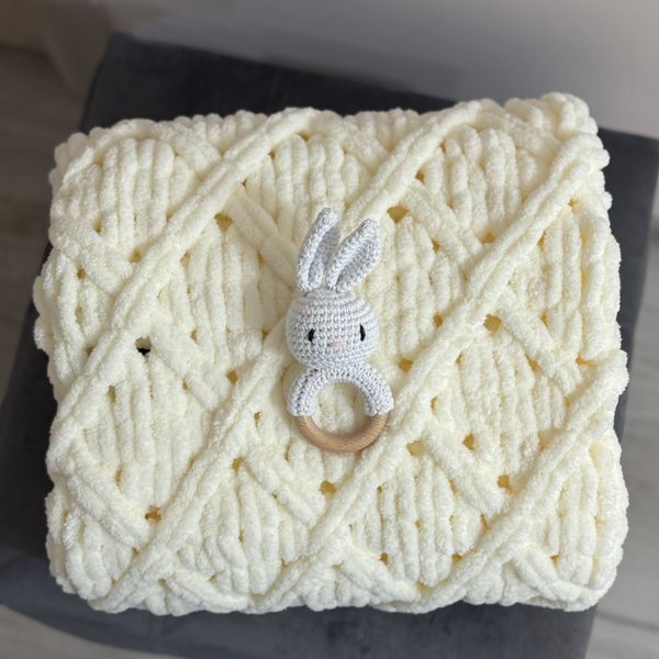 Подарунковий набір "Sweet Bunny" з плюшевим пледом ручної роботи Ромбики та білим зайчиком-гризунцем 120х140 см молочний колір 13817-120х140 фото