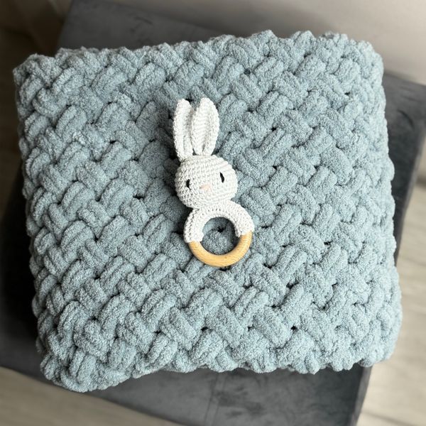 Подарочный набор &laquo;Sweet Bunny&raquo; с плюшевым пледом ручной работы и зайчиком-грызунцем белым 90х100 см серый цвет 13806-90х100зайбіл фото