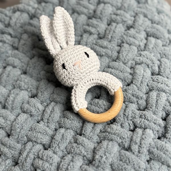 Подарочный набор &laquo;Sweet Bunny&raquo; с плюшевым пледом ручной работы и зайчиком-грызунцем белым 120х140 см серый цвет 13806-120х140зайбіл фото
