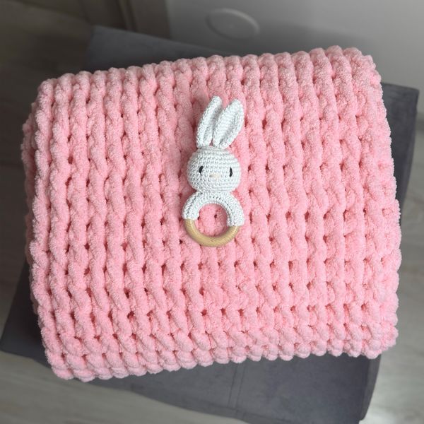 Подарочный набор "Sweet Bunny" с плюшевым пледом ручной работы узор Зефир и белым зайчиком-грызунцем 90х100 см розовый цвет 13846-90х100 фото