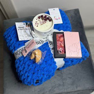 Подарунковий набір &ldquo;Evening Ritual&rdquo; з плюшевим Пледом ручної роботи візерунок Зефір 140х190 см синій колір, свічкою та білим шоколадом 13859-140х190 фото